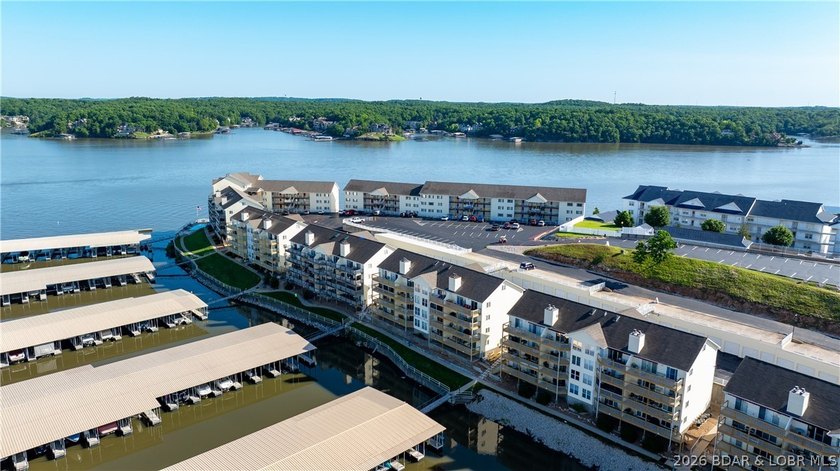 Experience the perfect blend of modern comfort &amp; lakeside living - photo 39