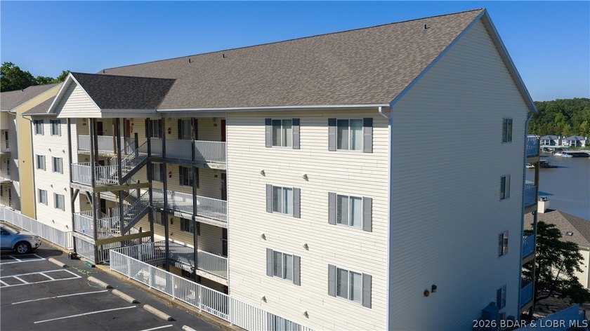 Experience the perfect blend of modern comfort &amp; lakeside living - photo 41