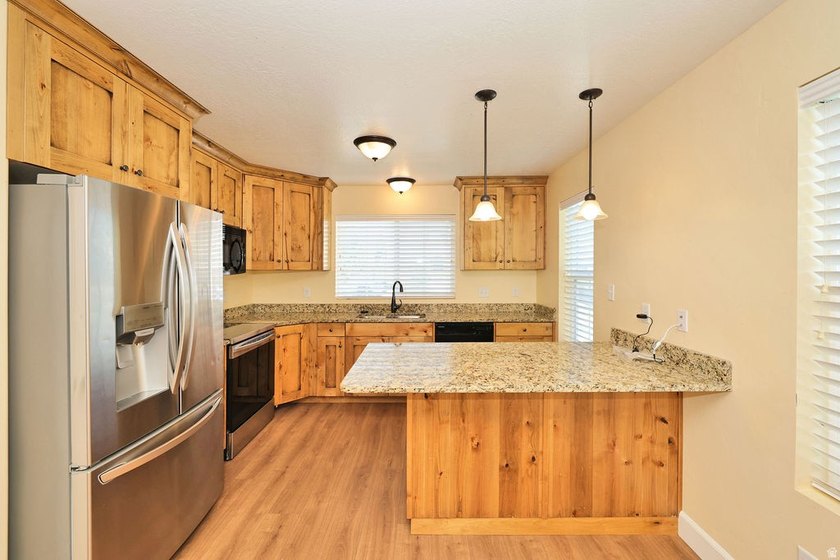 Beautifully maintained Spanish Fork townhome offering space - photo 8