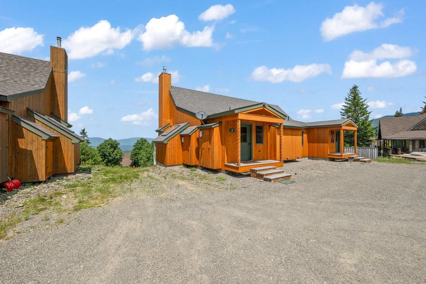 Experience the ultimate mountain lifestyle in this exceptional - photo 8
