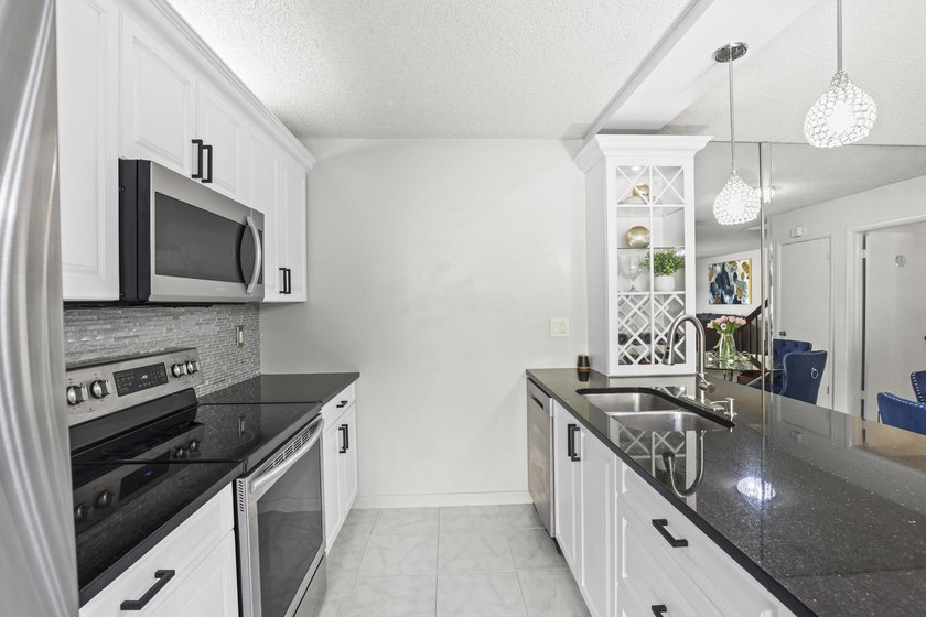 Charming 2-bedroom townhouse with both bedrooms featuring - photo 18