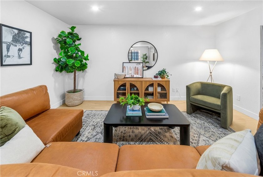 Welcome to this fully renovated 2-bedroom, 2-bath en-suite condo - photo 11