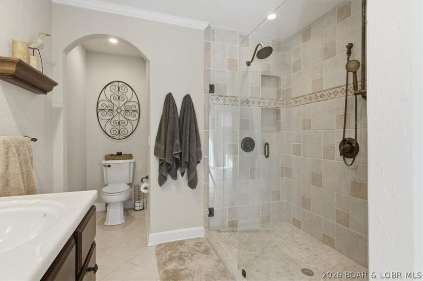 This stunning 5 bedroom home features breathtaking panoramic - photo 16