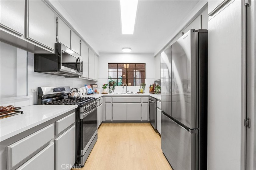 Welcome to this fully renovated 2-bedroom, 2-bath en-suite condo - photo 17