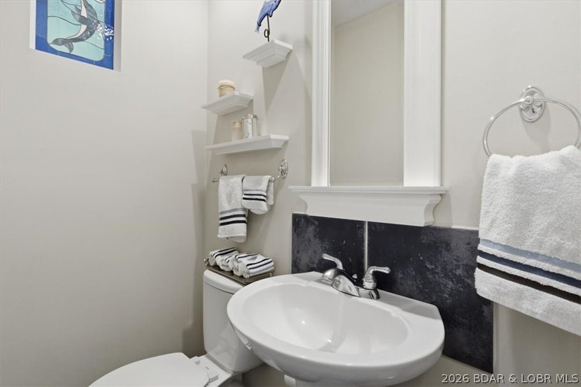 This stunning 5 bedroom home features breathtaking panoramic - photo 18