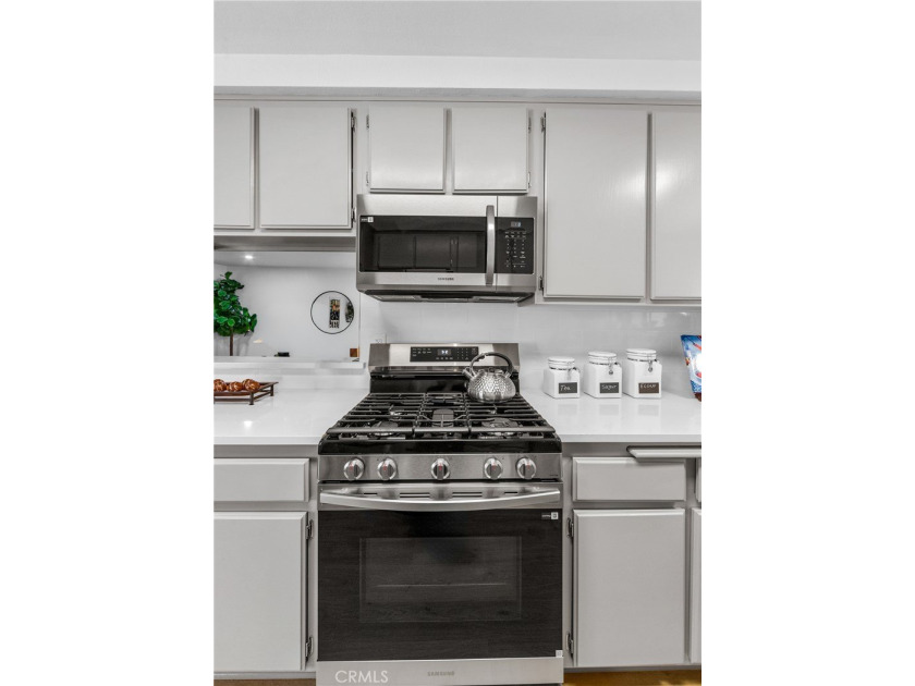 Welcome to this fully renovated 2-bedroom, 2-bath en-suite condo - photo 19