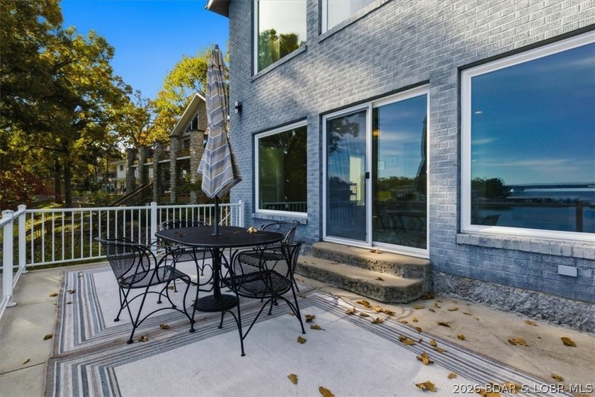 This stunning 5 bedroom home features breathtaking panoramic - photo 21