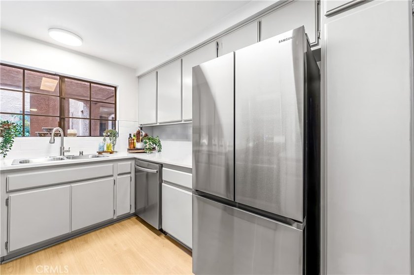 Welcome to this fully renovated 2-bedroom, 2-bath en-suite condo - photo 21
