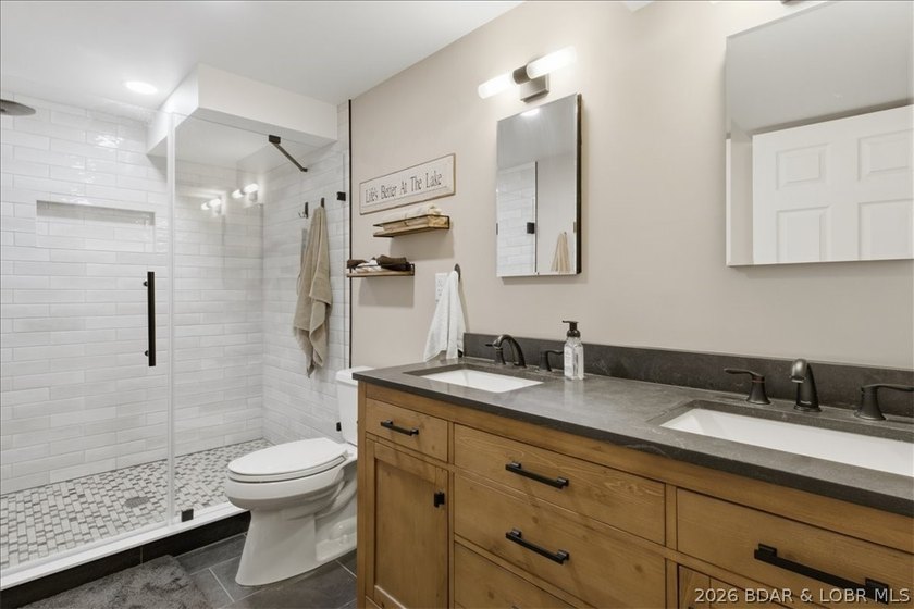 This stunning 5 bedroom home features breathtaking panoramic - photo 38