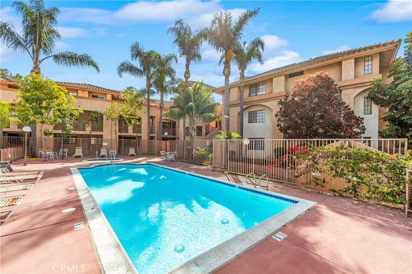 Welcome to this fully renovated 2-bedroom, 2-bath en-suite condo - photo 42