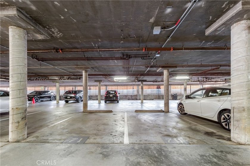 Welcome to this fully renovated 2-bedroom, 2-bath en-suite condo - photo 45