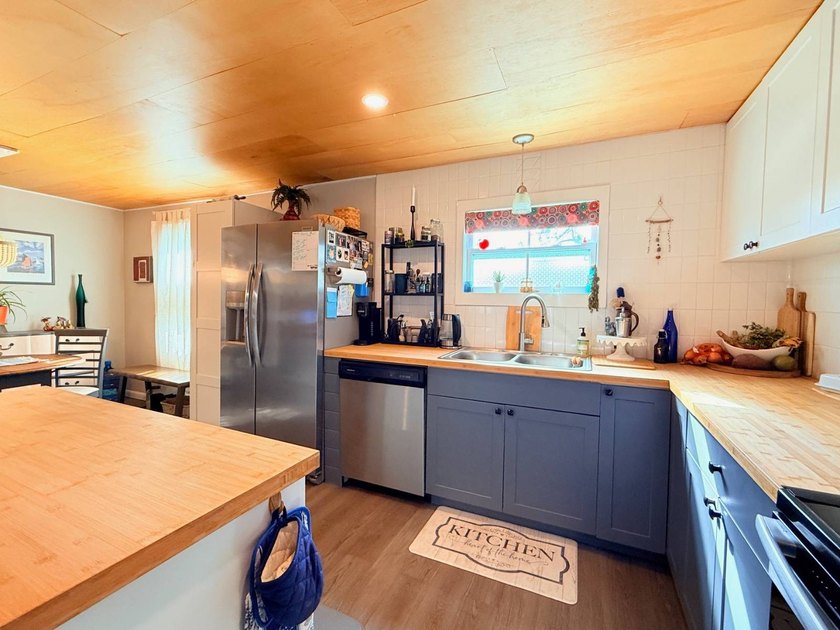 Live the Florida lifestyle in this beautifully updated 2 bedroom - photo 10