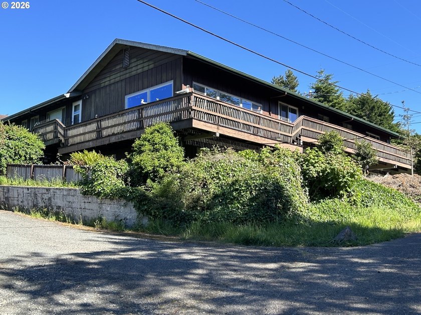 BAY VIEW - 3904 Sq Ft home on a 100 X 112 lot with a circular - photo 2
