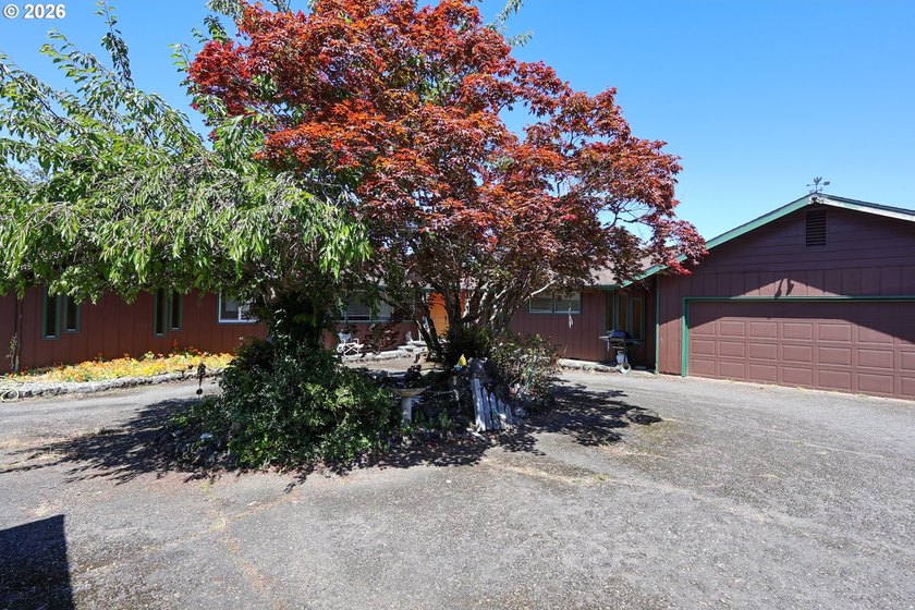 BAY VIEW - 3904 Sq Ft home on a 100 X 112 lot with a circular - photo 5