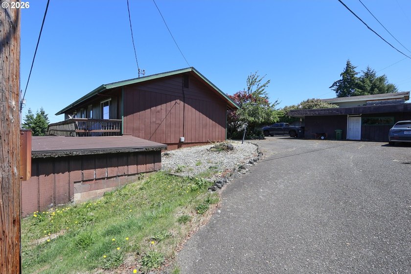 BAY VIEW - 3904 Sq Ft home on a 100 X 112 lot with a circular - photo 6