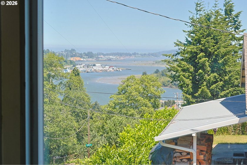 BAY VIEW - 3904 Sq Ft home on a 100 X 112 lot with a circular - photo 7
