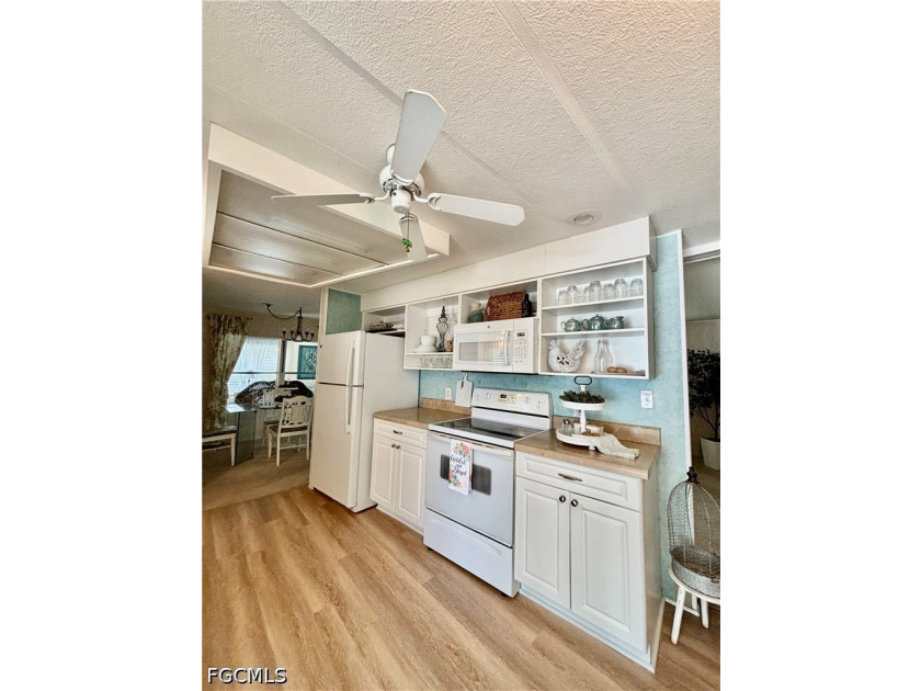 BEAUTIFULLY FURNISHED AND DECORATED--AND IT'S ALL INCLUDED!!! - photo 11