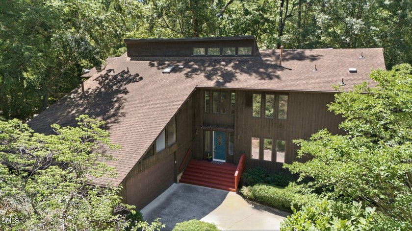 Beautiful modernist inspired home situated on a large wooded lot - photo 2
