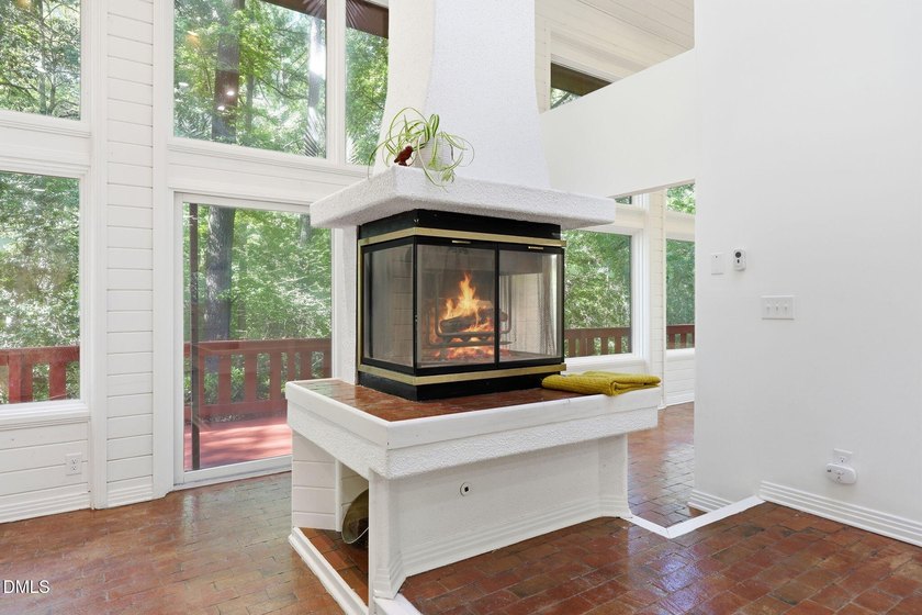Beautiful modernist inspired home situated on a large wooded lot - photo 4