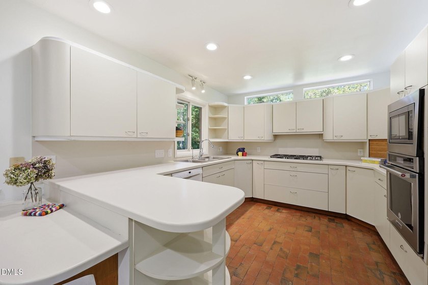 Beautiful modernist inspired home situated on a large wooded lot - photo 5