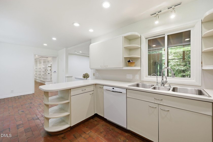 Beautiful modernist inspired home situated on a large wooded lot - photo 9