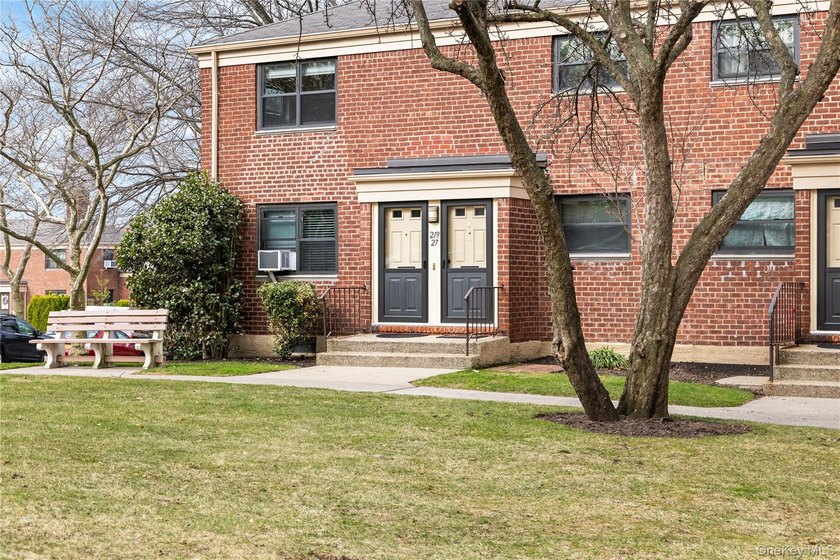 Welcome to this beautifully maintained 2-bedroom upper garden - photo 2