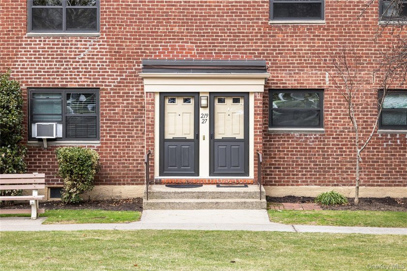 Welcome to this beautifully maintained 2-bedroom upper garden - photo 3