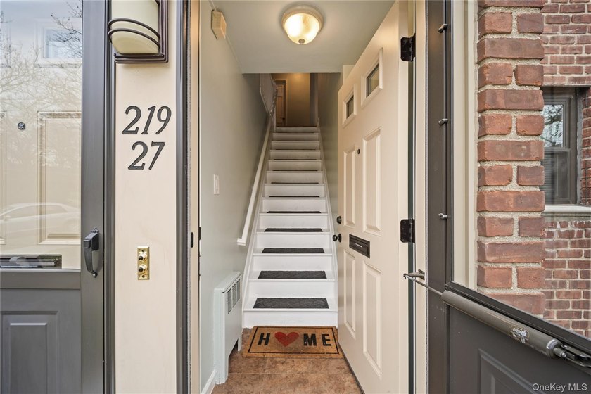 Welcome to this beautifully maintained 2-bedroom upper garden - photo 4