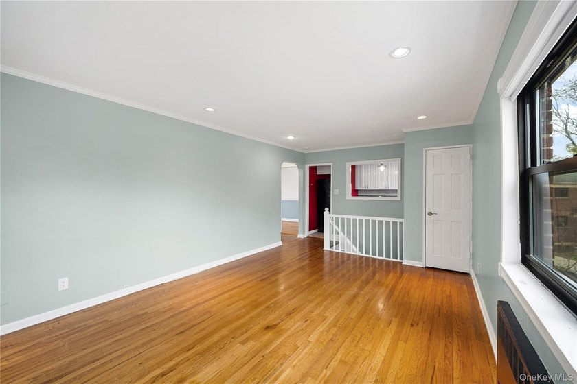 Welcome to this beautifully maintained 2-bedroom upper garden - photo 7