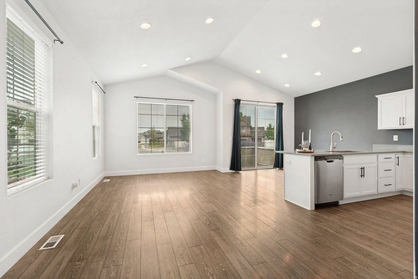 Welcome home to this beautifully maintained 3-bedroom, 2.5-bath - photo 3