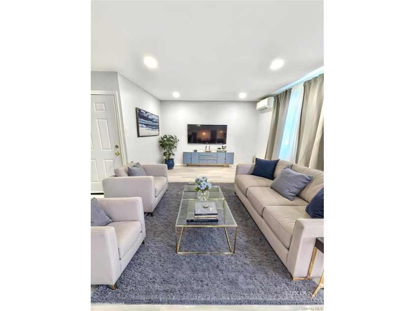 Expansive Brooklyn Home with Dual Dining, Parking Garage &amp; - photo 2