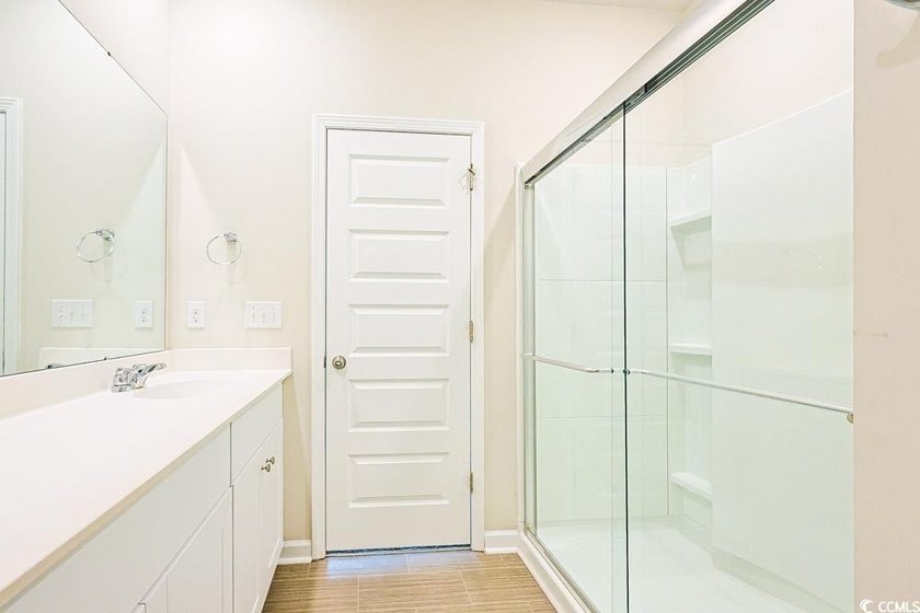 Welcome to this beautifully designed 5-bedroom, 2.5-bathroom - photo 16