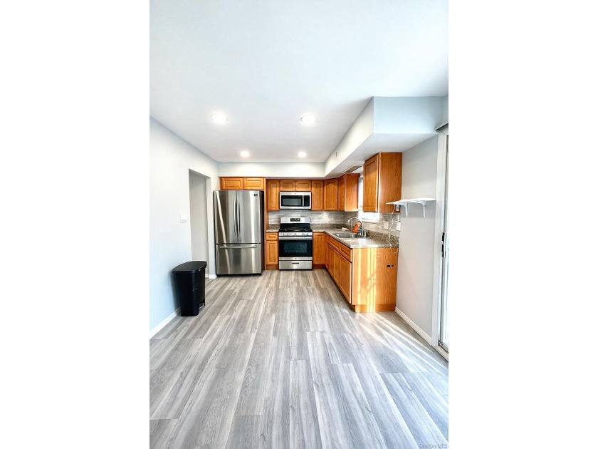 Expansive Brooklyn Home with Dual Dining, Parking Garage &amp; - photo 10