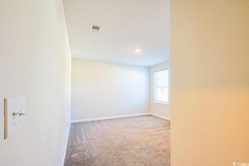 Welcome to this beautifully designed 5-bedroom, 2.5-bathroom - photo 21