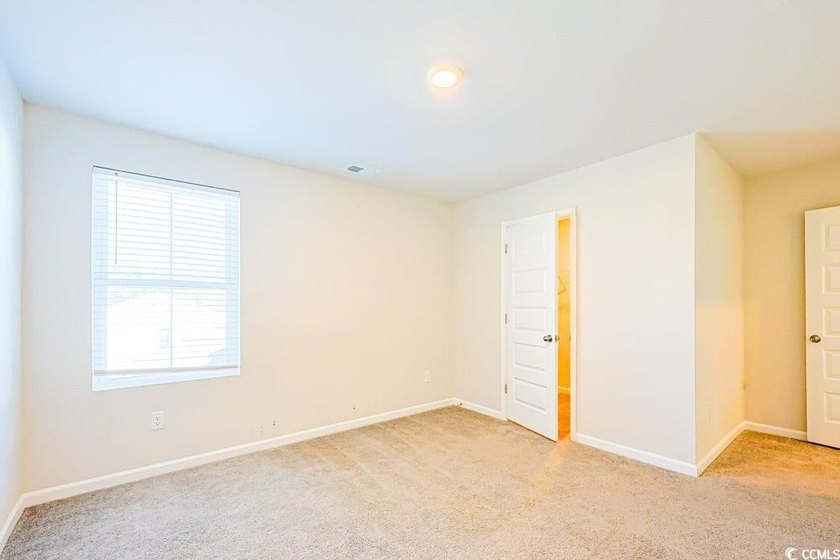 Welcome to this beautifully designed 5-bedroom, 2.5-bathroom - photo 23