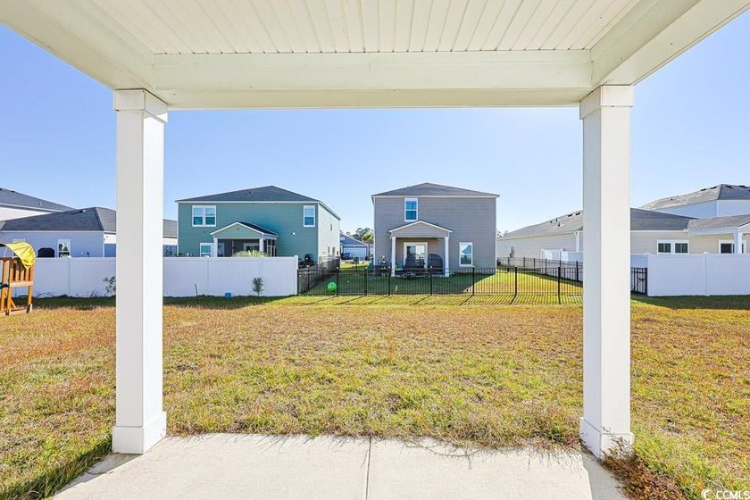 Welcome to this beautifully designed 5-bedroom, 2.5-bathroom - photo 32
