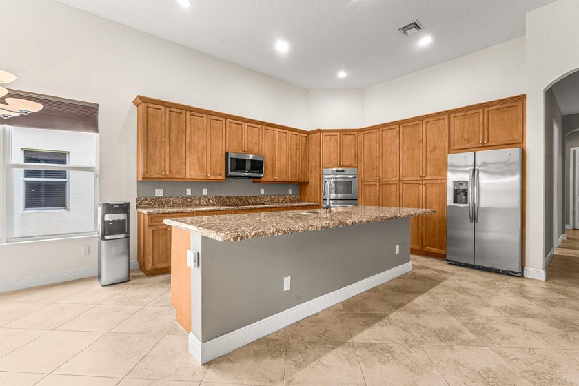 Welcome to this beautifully maintained 4-bedroom, 3-bathroom - photo 11
