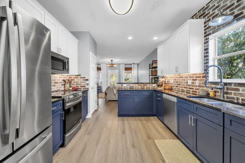 This stunning 4BR/3.5BA home in Eagle Bay offers style and - photo 12