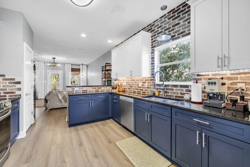 This stunning 4BR/3.5BA home in Eagle Bay offers style and - photo 13