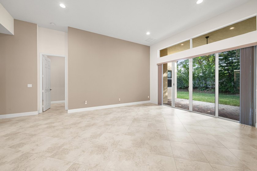 Welcome to this beautifully maintained 4-bedroom, 3-bathroom - photo 15