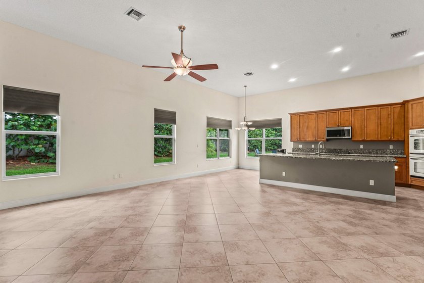 Welcome to this beautifully maintained 4-bedroom, 3-bathroom - photo 16