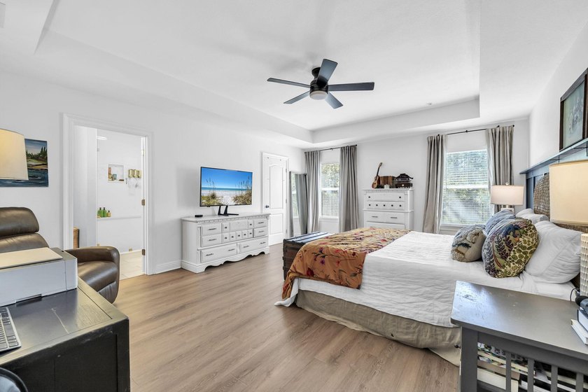 This stunning 4BR/3.5BA home in Eagle Bay offers style and - photo 20