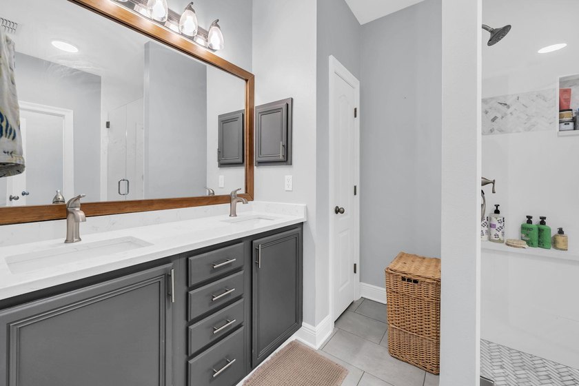 This stunning 4BR/3.5BA home in Eagle Bay offers style and - photo 23