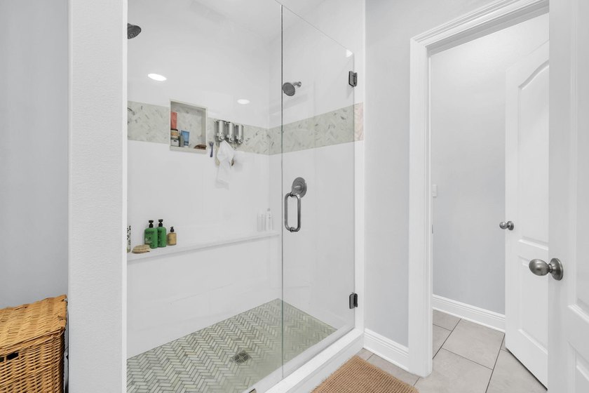 This stunning 4BR/3.5BA home in Eagle Bay offers style and - photo 24