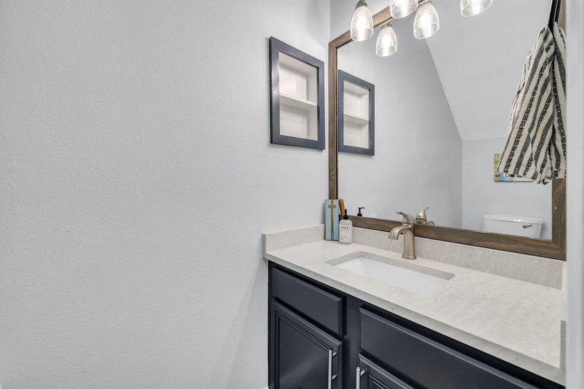 This stunning 4BR/3.5BA home in Eagle Bay offers style and - photo 26