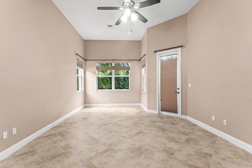 Welcome to this beautifully maintained 4-bedroom, 3-bathroom - photo 26
