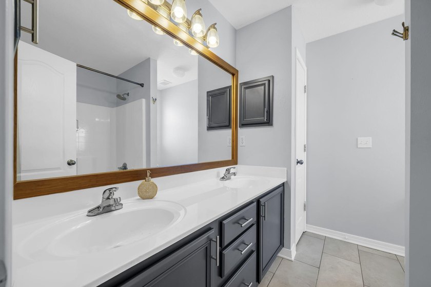This stunning 4BR/3.5BA home in Eagle Bay offers style and - photo 30