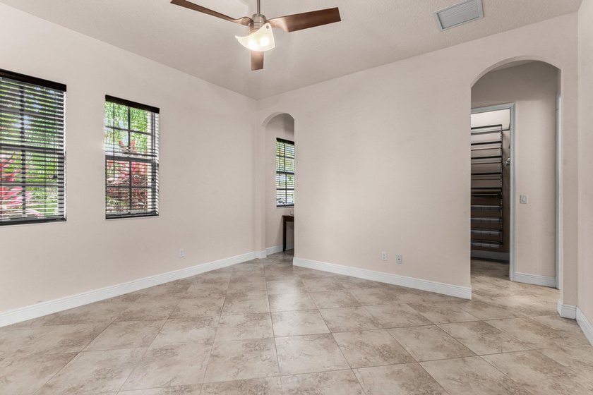 Welcome to this beautifully maintained 4-bedroom, 3-bathroom - photo 31