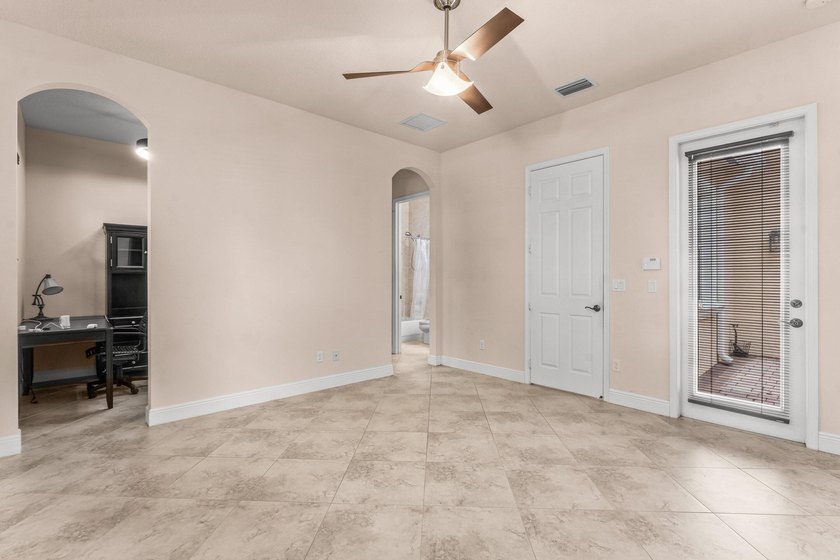 Welcome to this beautifully maintained 4-bedroom, 3-bathroom - photo 32