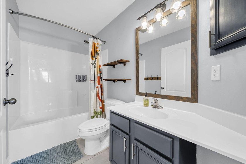 This stunning 4BR/3.5BA home in Eagle Bay offers style and - photo 34